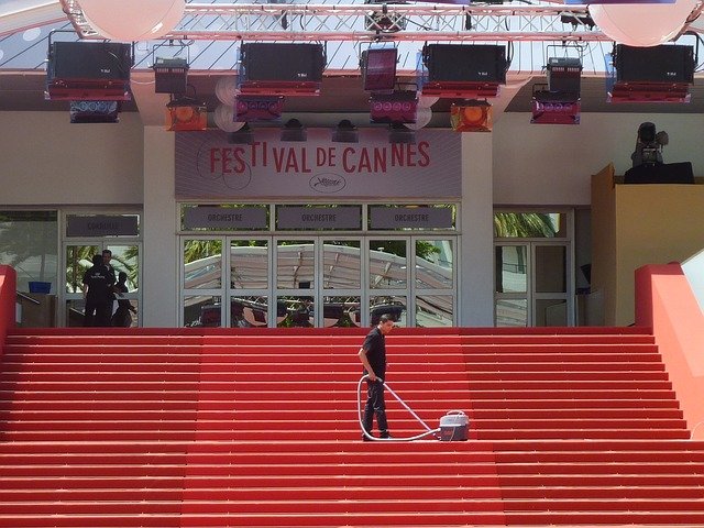 nettoyage de tapis rouge au festival de cannes