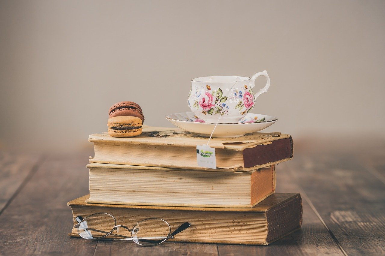 des macarons sur une pile de livres