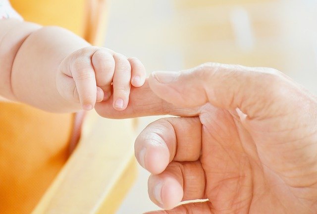 main de bébé et main d'adulte
