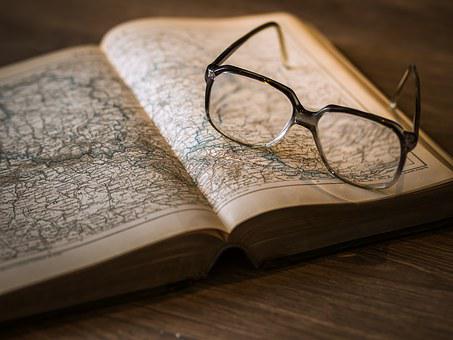 lunettes posées sur un livre